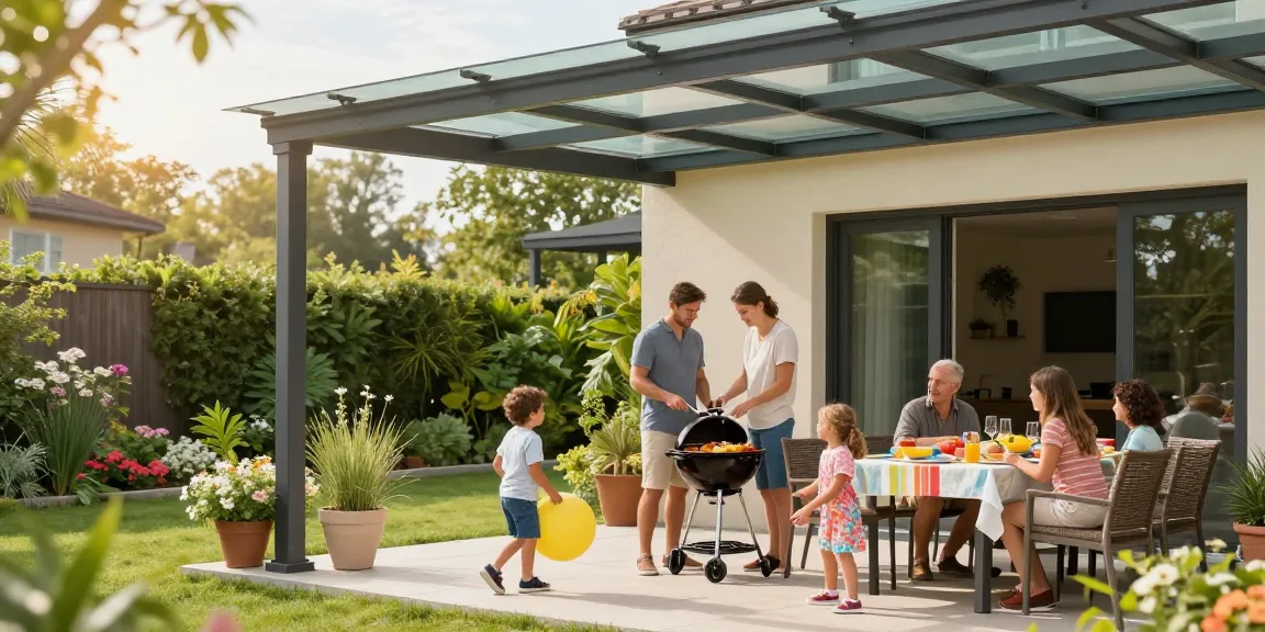 Familie im Garten unter Terrassenüberdachungen genießt ein Grillfest, umgeben von Blumen und Bäumen.